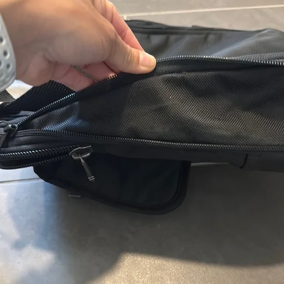 Tumi Black Messenger Bag with Adjustable Straps and Durable Fabric - Picture 3 of 7